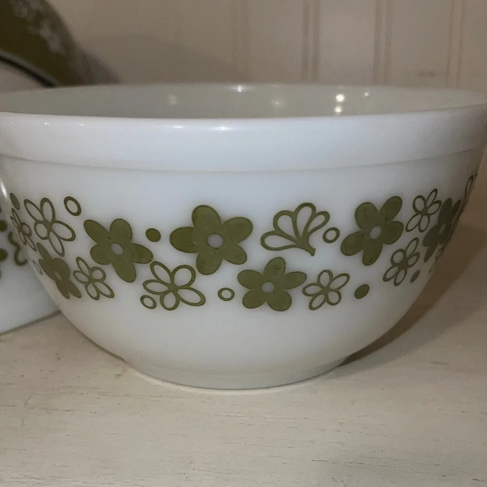 Pyrex Spring blossoms Crazy Daisy mixing bowl set 401 402 403 404
